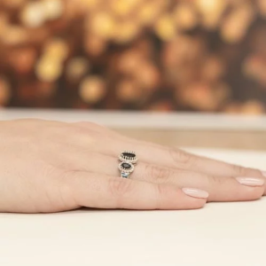 Złoty pierścionek z Szafirami 1,50ct i Diamentami próby 585. W-0309SZA
